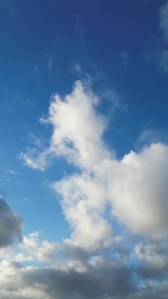 イギリス上空のユニークなスカイとドラマチックな高速ウィンタークラウドのハイアングルフットステージドローン — ストック動画