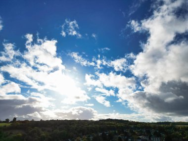 İngiltere üzerinde Parlak Gökyüzü ve Bulutlar