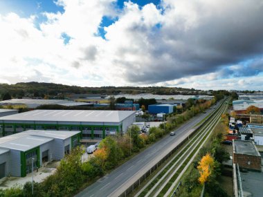 Soğuk ve güneşli bir günde Luton şehrinin hava manzarası. 3 Kasım 2023 'te yakalandı.