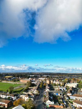 Soğuk ve güneşli bir günde Luton şehrinin hava manzarası. 3 Kasım 2023 'te yakalandı.