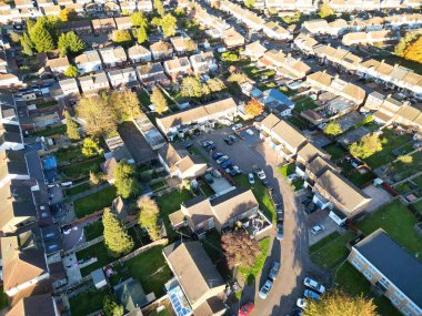 Soğuk ve güneşli bir günde Luton şehrinin hava manzarası. 3 Kasım 2023 'te yakalandı.