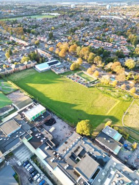 Soğuk ve güneşli bir günde Luton şehrinin hava manzarası. 3 Kasım 2023 'te yakalandı.