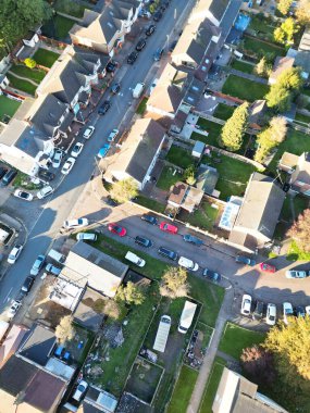 Soğuk ve güneşli bir günde Luton şehrinin hava manzarası. 3 Kasım 2023 'te yakalandı.