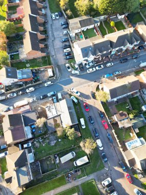 Soğuk ve güneşli bir günde Luton şehrinin hava manzarası. 3 Kasım 2023 'te yakalandı.