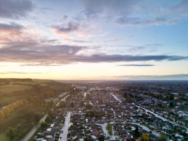 Orange Sunset sırasında Luton Dunstable Sınırlar Yüksek Açı Görünümü. 3 Kasım 2023