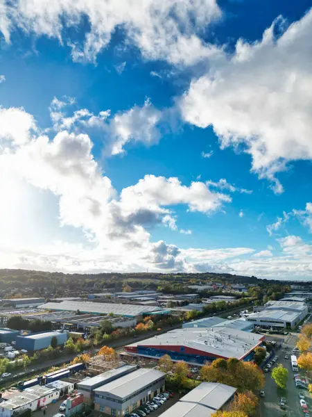 Soğuk ve güneşli bir günde Luton şehrinin hava manzarası. 3 Kasım 2023 'te yakalandı.