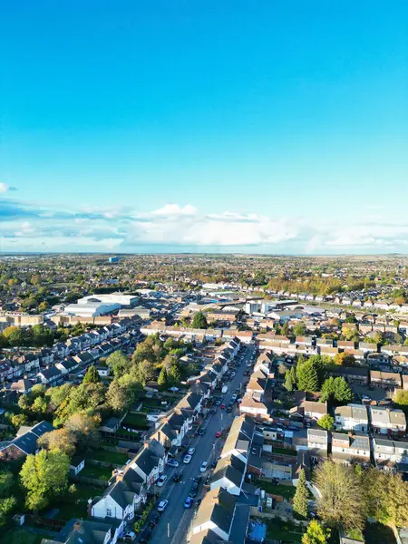 Soğuk ve güneşli bir günde Luton şehrinin hava manzarası. 3 Kasım 2023 'te yakalandı.