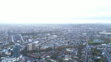 Bulutlu ve Yağmurlu bir günde Batı Croydon Londra Başkent Turu 'nun hava görüntüsü. İngiltere 'nin merkezi Londra' sı. 20 Kasım 2023 'te yakalandı.