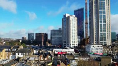 Bulutlu ve Yağmurlu bir günde Batı Croydon Londra Başkent Turu 'nun hava görüntüsü. İngiltere 'nin merkezi Londra' sı. 20 Kasım 2023 'te yakalandı.