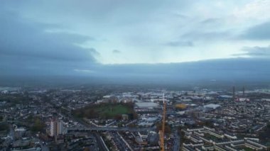 Bulutlu ve Yağmurlu bir günde Batı Croydon Londra Başkent Turu 'nun hava görüntüsü. İngiltere 'nin merkezi Londra' sı. 20 Kasım 2023 'te yakalandı.