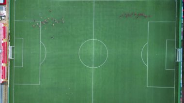 İngiltere 'nin Central Hemel Hempstead kasabasında Bulutlu ve Rüzgarlı Gün sırasında Futbol Sahasının Hava Görüntüleri ve Takım Oyuncuları. Görüntüler İHA 'nın Kamerasıyla 5 Kasım 2023' te çekildi.