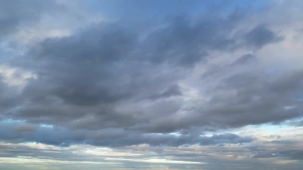 高瞻远瞩的天空与英格兰上空快速移动的云彩 — 图库视频影像