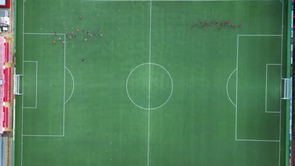 在多云和多风的日子里 英格兰赫普斯特德镇中央的足球场和球队队员的空中拍摄 镜头是在2023年11月5日用Drone的相机拍摄的 — 图库视频影像