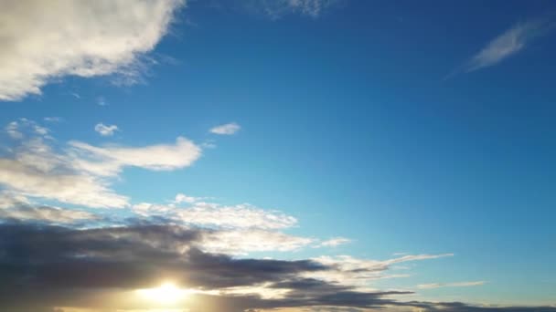 Hermosa Vista Del Cielo Nubes Movimiento Rápido Sobre Inglaterra — Vídeo de stock