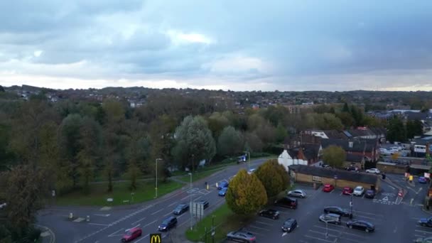在多云和多风的日子里 英国海默尔汉普斯代德镇的空中拍摄 镜头是在2023年11月5日用Drone的相机拍摄的 — 图库视频影像