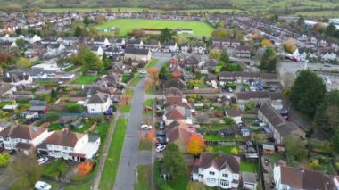 İngiltere 'nin Dunstable ve Luton Towns yakınlarında yer alan Houghton Regis kasabasının hava görüntüleri. 17 Kasım 2023, Günbatımında Drone 'un Kamerasıyla Çekilen Görüntüler
