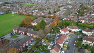 İngiltere 'nin Dunstable ve Luton Towns yakınlarında yer alan Houghton Regis kasabasının hava görüntüleri. 17 Kasım 2023, Günbatımında Drone 'un Kamerasıyla Çekilen Görüntüler