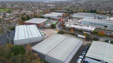 İngiltere 'nin Dunstable ve Luton Towns yakınlarında yer alan Houghton Regis kasabasının hava görüntüleri. 17 Kasım 2023, Günbatımında Drone 'un Kamerasıyla Çekilen Görüntüler