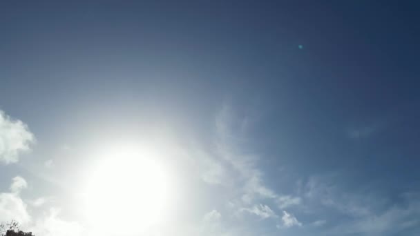 英国上空美丽的天空与飘扬的云彩 — 图库视频影像