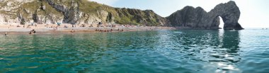 Ultra Geniş Çözünürlük ve Yüksek Açı Görünümü İngiltere 'nin Durdle Kapı Okyanusu' nun En Güzel İngiliz Turist Çekimi ve Deniz Manzarası, İngiltere