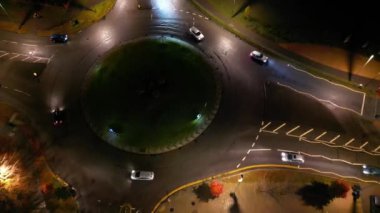İngiltere 'de Soğuk Gece' de Aydınlanmış Luton Şehri ve Yollarının Yüksek Açı Görüntüsü. 27 Kasım 2023