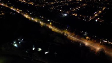 İngiltere 'de Soğuk Gece' de Aydınlanmış Luton Şehri ve Yollarının Yüksek Açı Görüntüsü. 27 Kasım 2023