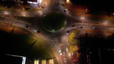 İngiltere 'de Soğuk Gece' de Aydınlanmış Luton Şehri ve Yollarının Yüksek Açı Görüntüsü. 27 Kasım 2023