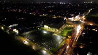 İngiltere 'de Soğuk Gece' de Aydınlanmış Luton Şehri ve Yollarının Yüksek Açı Görüntüsü. 27 Kasım 2023