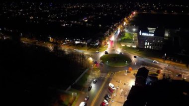 İngiltere 'de Soğuk Gece' de Aydınlanmış Luton Şehri ve Yollarının Yüksek Açı Görüntüsü. 27 Kasım 2023