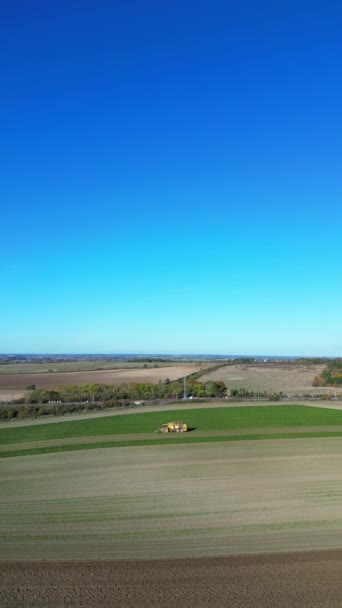 イギリス領レシュヴァース イングランドのイギリスの田園地帯の高い角度の垂直映像 フッテージは 2023年11月11日に撮影されました — ストック動画