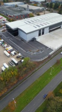 İngiltere 'nin Dunstable kasabasının dikey ve portre tarzı görüntüleri. Dunstable, Houghton Regis ve Luton Town birbirleri ile ortak şehirlerdir. 17 Kasım 2023 'te Çekilen Görüntüler