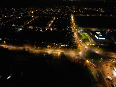 İngiltere 'de Soğuk Gece' de Aydınlanmış Luton Şehri ve Yollarının Yüksek Açı Görüntüsü. 27 Kasım 2023