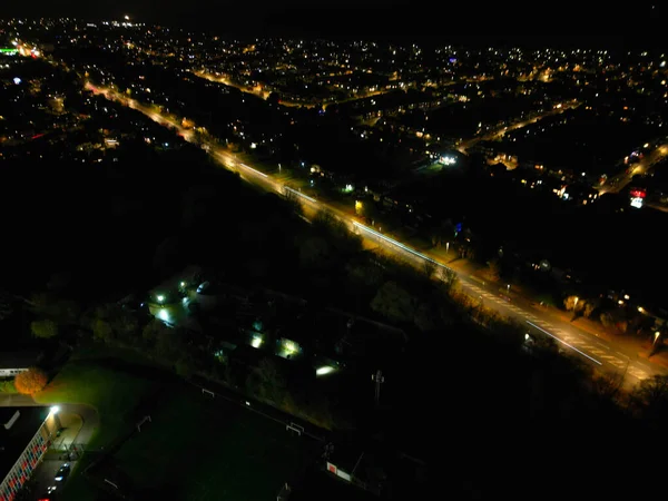 İngiltere 'de Soğuk Gece' de Aydınlanmış Luton Şehri ve Yollarının Yüksek Açı Görüntüsü. 27 Kasım 2023