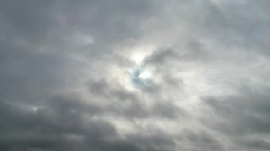 İngiliz Şehri 'nde dramatik Bulutlu Gün