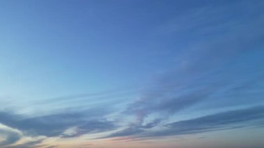 Günbatımında İngiltere 'de Yüksek Açılı Gökyüzü ve Bulutlar Görüntüsü
