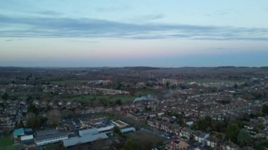 İngiltere 'nin Luton şehrinde Renkli Günbatımı Saati sırasında İngiliz Konutları Bölgesinin En Güzel Manzarası. 29 Kasım 2023