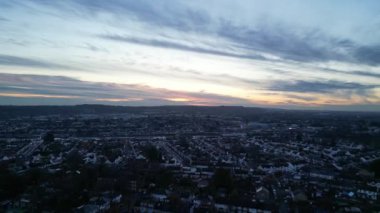 İngiltere 'nin Luton şehrinde Renkli Günbatımı Saati sırasında İngiliz Konutları Bölgesinin En Güzel Manzarası. 29 Kasım 2023