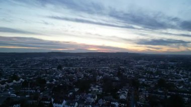 İngiltere 'nin Luton şehrinde Renkli Günbatımı Saati sırasında İngiliz Konutları Bölgesinin En Güzel Manzarası. 29 Kasım 2023