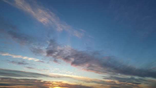 日落时英格兰上空多彩的天空和乌云的高角影像 — 图库视频影像