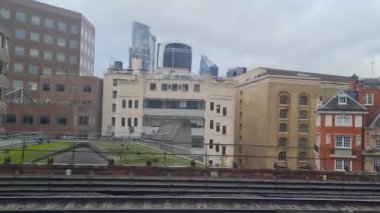 Tren Londra 'dan sonra bir sonraki istasyona giderken pencere kenarı manzarası. Tren Londra 'nın merkezinden İngiltere' nin Luton şehrine gidiyor. 20 Kasım 2023 'te yakalandı.