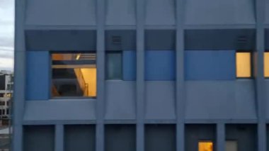 Tren Londra 'dan sonra bir sonraki istasyona giderken pencere kenarı manzarası. Tren Londra 'nın merkezinden İngiltere' nin Luton şehrine gidiyor. 20 Kasım 2023 'te yakalandı.