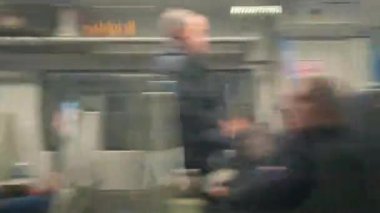 Tren Londra 'dan sonra bir sonraki istasyona giderken pencere kenarı manzarası. Tren Londra 'nın merkezinden İngiltere' nin Luton şehrine gidiyor. 20 Kasım 2023 'te yakalandı.