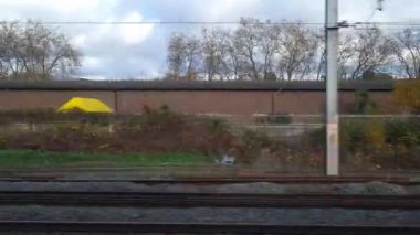 Tren Londra 'dan sonra bir sonraki istasyona giderken pencere kenarı manzarası. Tren Londra 'nın merkezinden İngiltere' nin Luton şehrine gidiyor. 20 Kasım 2023 'te yakalandı.