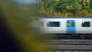 Tren Londra 'dan sonra bir sonraki istasyona giderken pencere kenarı manzarası. Tren Londra 'nın merkezinden İngiltere' nin Luton şehrine gidiyor. 20 Kasım 2023 'te yakalandı.