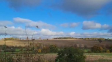 Tren Londra 'dan sonra bir sonraki istasyona giderken pencere kenarı manzarası. Tren Londra 'nın merkezinden İngiltere' nin Luton şehrine gidiyor. 20 Kasım 2023 'te yakalandı.