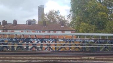 Tren Londra 'dan sonra bir sonraki istasyona giderken pencere kenarı manzarası. Tren Londra 'nın merkezinden İngiltere' nin Luton şehrine gidiyor. 20 Kasım 2023 'te yakalandı.