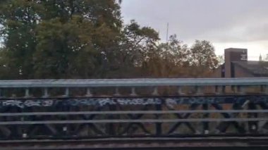 Tren Londra 'dan sonra bir sonraki istasyona giderken pencere kenarı manzarası. Tren Londra 'nın merkezinden İngiltere' nin Luton şehrine gidiyor. 20 Kasım 2023 'te yakalandı.