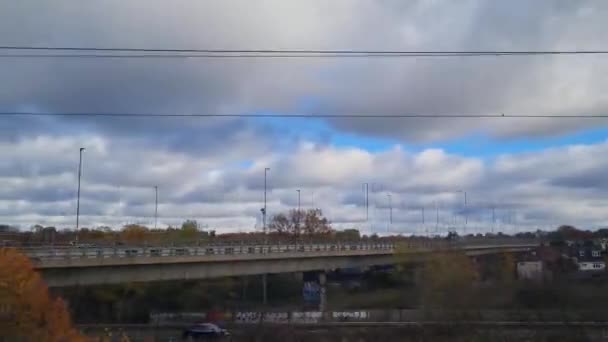 Raamstoel Uitzicht Buitenkant Tijdens Trein Snel Naar Het Volgende Station — Stockvideo