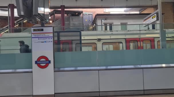 列車の間の外の窓の座席の眺め ロンドン後の次の駅に速く移動します 列車はセントラル ロンドンからイギリスのルートン シティへ向かう 2023年11月20日に捕獲された — ストック動画