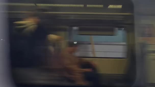 列車の間の外の窓の座席の眺め ロンドン後の次の駅に速く移動します 列車はセントラル ロンドンからイギリスのルートン シティへ向かう 2023年11月20日に捕獲された — ストック動画